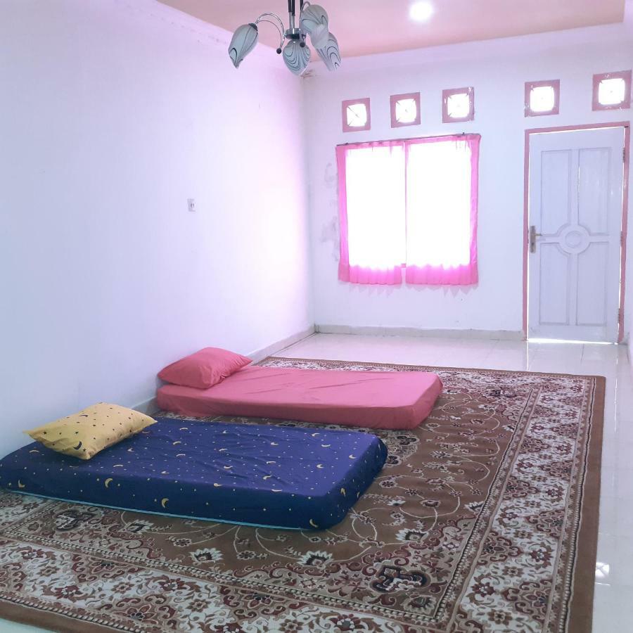 Almira Homestay Near Airport Jambi Buitenkant foto